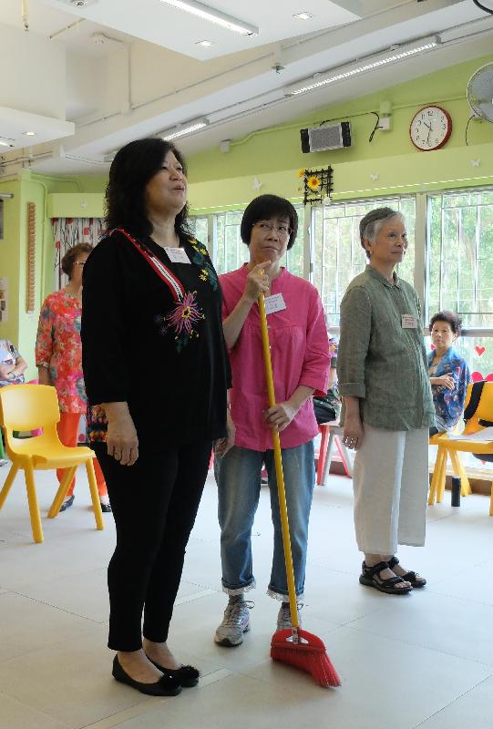 The outreach performance "A Tale of Two Circles" and a sharing session (in Cantonese) of the Community Oral History Theatre Project - Central and Western District will be held at 3pm on July 21 (Saturday) at JC Cube in Tai Kwun. Photo shows elderly participants of the scheme rehearsing for "A Tale of Two Circles".