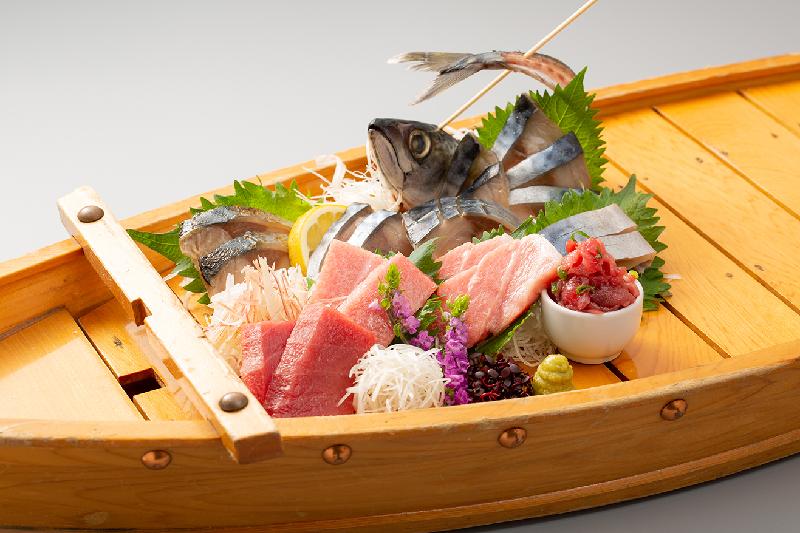 日本SABAR株式會社與商業夥伴在銅鑼灣開設的合資餐廳SABAR x DORAYA今日（六月二十日）開幕。圖為該餐廳其中一款糅合鯖魚及吞拿魚的招牌料理。