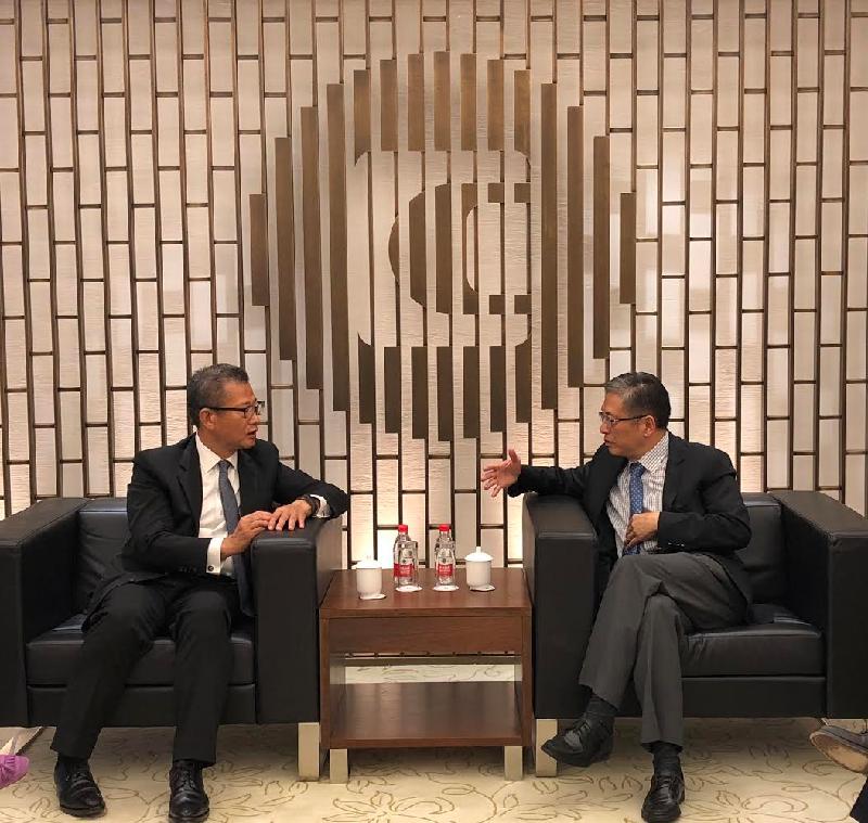 財政司司長陳茂波（左）今日（六月二十日）在北京與中國投資有限公司總經理屠光紹會面，雙方並就共同關心的事項交流意見。