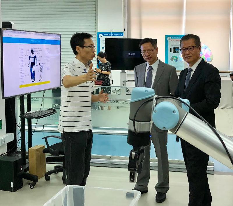 The Financial Secretary, Mr Paul Chan (first right), today (June 20) visited the Institute of Automation of the Chinese Academy of Sciences in Beijing.