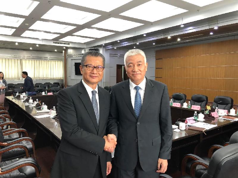 The Financial Secretary, Mr Paul Chan (left), today (June 20) meets with the Minister of Science and Technology of the Central People's Government, Mr Wang Zhigang, in Beijing.