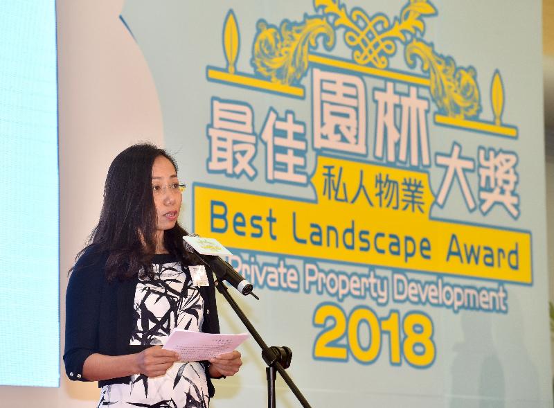 署理康樂及文化事務署署長李碧茜今日（六月二十一日）在「2018最佳園林大獎——私人物業」頒獎典禮致辭時說，參賽項目各具特色，顯示業內人士在綠化工作的努力。


