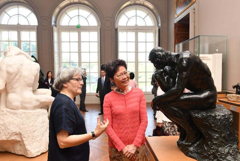 行政長官林鄭月娥今日（巴黎時間六月二十日）在巴黎繼續法國訪問行程。圖示林鄭月娥（右）在巴黎羅丹博物館館長Catherine Chevillot（左）陪同下欣賞館內藏品。