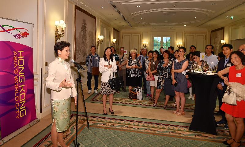 行政長官林鄭月娥今日（巴黎時間六月二十日）在巴黎繼續法國訪問行程。圖示林鄭月娥（左一）與居於法國的香港人會面。