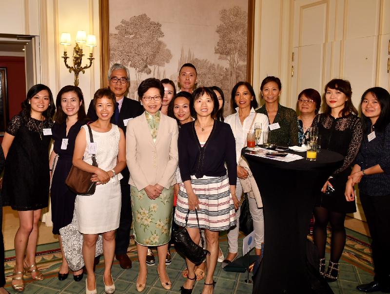行政長官林鄭月娥今日（巴黎時間六月二十日）在巴黎繼續法國訪問行程。圖示林鄭月娥（左四）與居於法國的香港人會面。