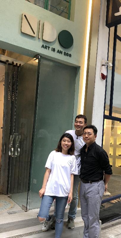 尚蘭國際有限公司今日（六月二十一日）宣布在香港的展覽廊正式開幕，利用香港的國際城市地位及蓬勃的藝術業，讓另類藝術家跟本地及國際藝術界交流，茁壯成長。左起：聯合創始人熊夢露和林進源及董事周國正攝於NIDO展廊門前。  
