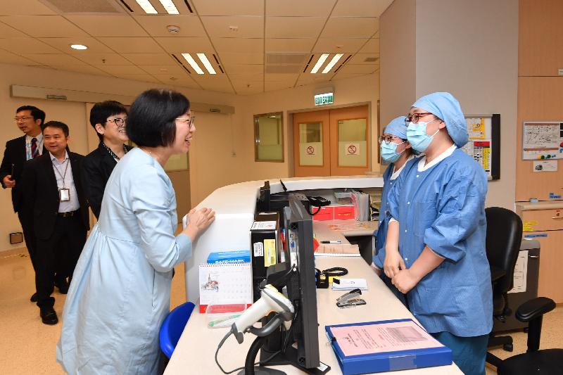 The Secretary for Food and Health, Professor Sophia Chan (left), today (June 21) visited North Lantau Hospital to understand more about the hospital's Phase II development, the additional services provided by the hospital and the services of its community health centre.