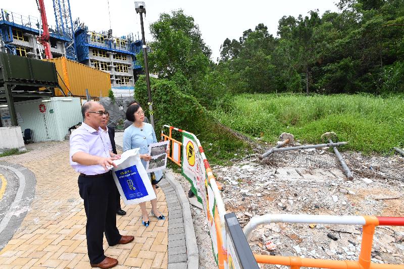 The Secretary for Food and Health, Professor Sophia Chan (right), today (June 21) is briefed by staff of the Food and Environmental Hygiene Department on the hygiene conditions and application of Internet protocol cameras at the Pa Mei Refuse Collection Point in Tung Chung.