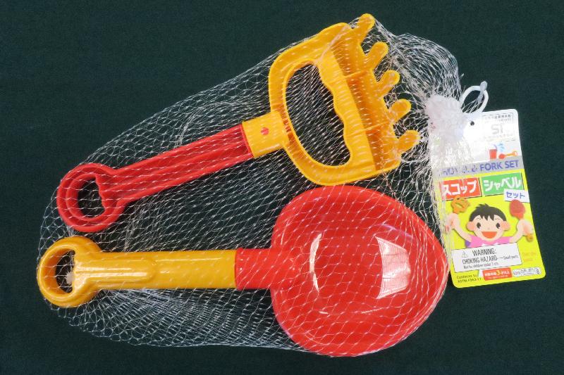 Hong Kong Customs today (June 21) alerted members of the public to the potential hazards posed by a type of shovel and fork toy set. They are advised not to let children play with these toys to ensure their safety. Test results indicated that the shovel could pose a suffocation risk to children.