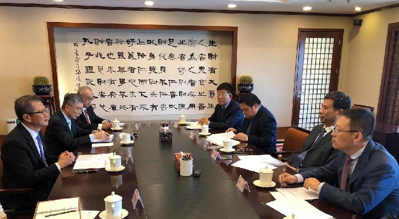 財政司司長陳茂波（左一）今日（六月二十一日）在北京與財政部部長劉昆（右二）會面。出席會面包括財經事務及庫務局局長劉怡翔（左二）及保險業監管局主席鄭慕智博士（左三）。