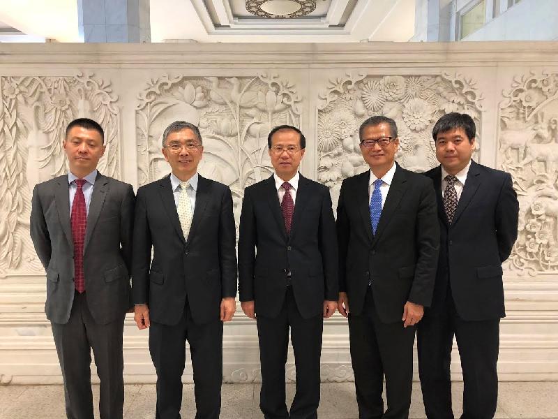The Financial Secretary, Mr Paul Chan (second right), and the Secretary for Financial Services and the Treasury, Mr James Lau (second left), today (June 21) in Beijing call on the China International Trade Representative and Vice Minister of Commerce, Mr Fu Ziying (centre).