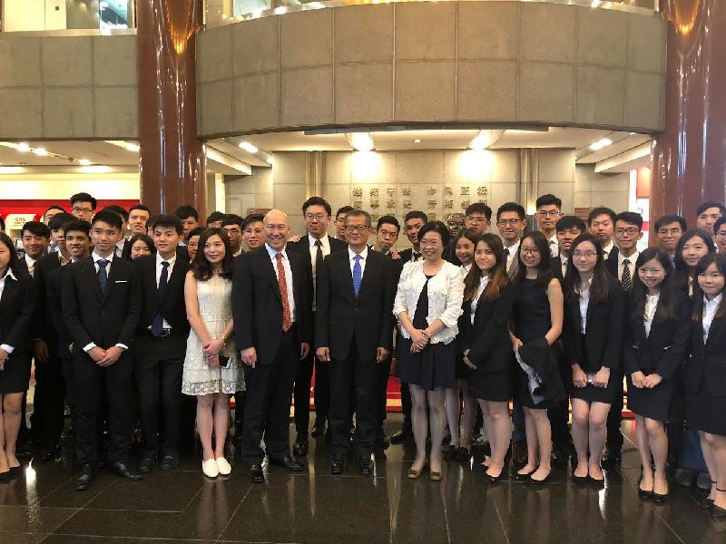 The Financial Secretary, Mr Paul Chan, continued his visit to Beijing today (June 21). Mr Chan (front row, fifth left) is pictured with the Hong Kong university students who worked in financial institutions in the Mainland as interns. Also present is the Director of the Office of the Government of the Hong Kong Special Administrative Region in Beijing, Ms Gracie Foo (front row, sixth right).