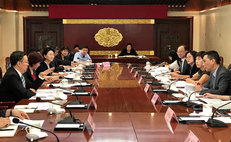 教育局局長楊潤雄（右一）今日（六月二十一日）訪問北京，與國家教育部副部長田學軍（左一）及其他官員舉行定期工作會議，就雙方關心的教育議題交換意見。