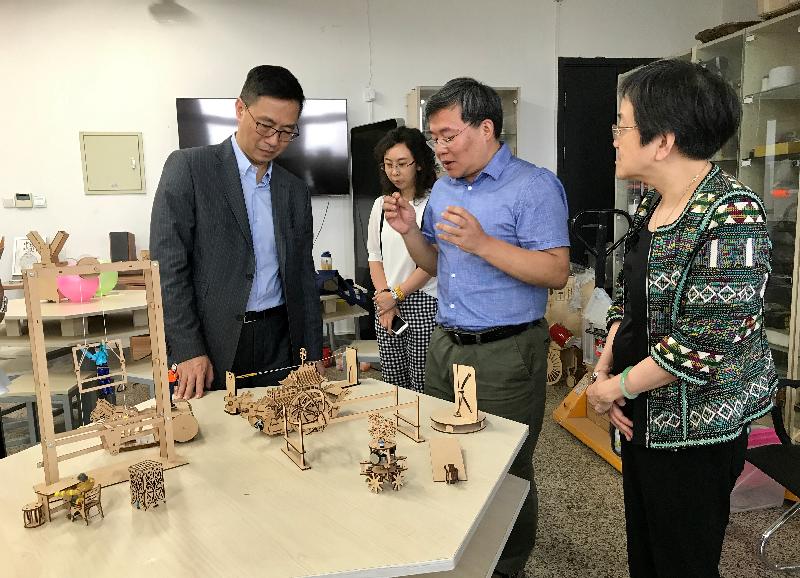 教育局局長楊潤雄（左一）今日（六月二十一日）在北京到訪清華大學卡魅實驗室，與高雲峰教授（右二）會面，了解實驗室對STEM（科學、科技、工程及數學）教育的支援措施。