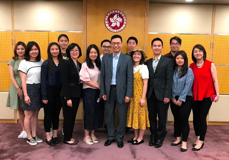 正在訪問北京的教育局局長楊潤雄（中）今日（六月二十一日）與在當地升學或工作的香港青年會面，了解他們的學習和生活狀況。