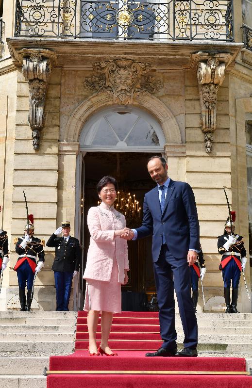 行政长官林郑月娥今日（巴黎时间六月二十一日）在巴黎继续法国访问行程。图示林郑月娥（左）与法国总理菲利普（右）会面。