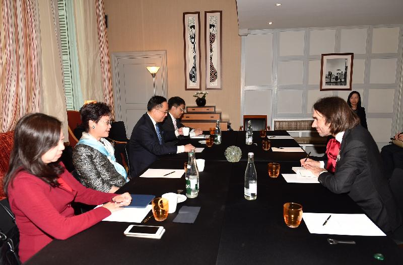 行政长官林郑月娥今日（巴黎时间六月二十一日）在巴黎继续法国访问行程。图示林郑月娥（左二）与法国国会评估科技选项办公室副主席兼费尔兹奖得主维拉尼（右）会面。创新及科技局局长杨伟雄（左三）和香港驻欧洲联盟特派代表林雪丽（左一）亦有出席。