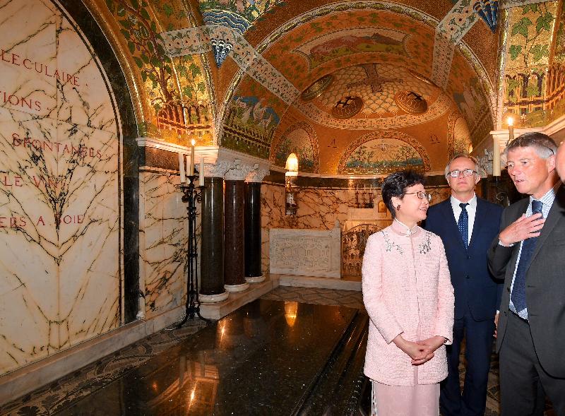 The Chief Executive, Mrs Carrie Lam, continued her visit to France in Paris today (June 21, Paris time). Photo shows Mrs Lam (left), accompanied by the President of the Institut Pasteur, Professor Stewart Cole (right), visiting the crypt of French microbiologist Louis Pasteur.