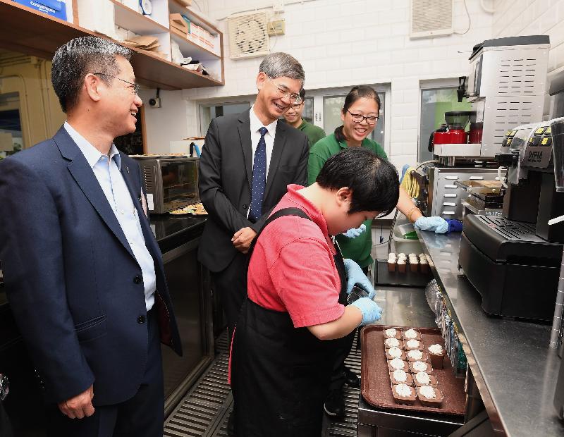 The Secretary for Labour and Welfare, Dr Law Chi-kwong, visited Kowloon City District today (June 22) and called at LOHAS Garden of SAHK. Photo shows Dr Law (centre) observing a trainee receiving catering services training.