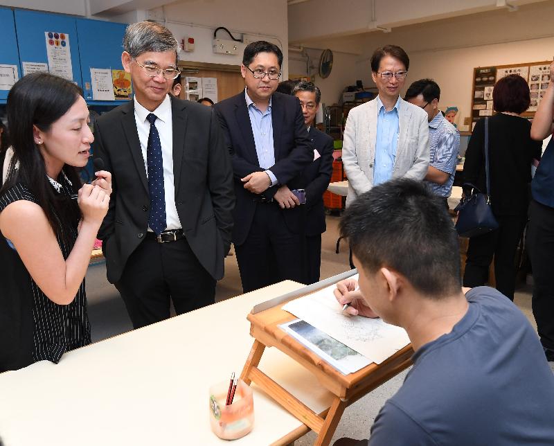 The Secretary for Labour and Welfare, Dr Law Chi-kwong, visited Kowloon City District today (June 22) and called at LOHAS Garden of SAHK. Photo shows (from second left) Dr Law; the District Officer (Kowloon City), Mr Franco Kwok; and the Chairman of Kowloon City District Council, Mr Pun Kwok-wah, watching trainees receiving creative art training.