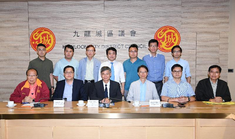 The Secretary for Labour and Welfare, Dr Law Chi-kwong (centre), visited Kowloon City District today (June 22) and met with District Council members to exchange views on district matters. Photo shows (front row, from second left) the District Officer (Kowloon City), Mr Franco Kwok; Dr Law; and the Chairman of Kowloon City District Council, Mr Pun Kwok-wah, with members.