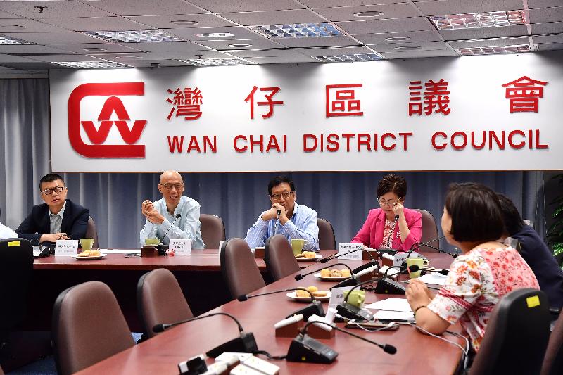 The Secretary for the Environment, Mr Wong Kam-sing (second left), pays a visit to the Wan Chai District Council (WCDC) this afternoon (June 22) to listen to WCDC members' views on the Government's environmental policies. 