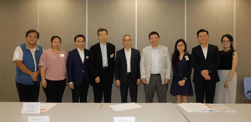 The Secretary for Home Affairs, Mr Lau Kong-wah, today (June 22) met with Sham Shui Po District Council (SSPDC) members to exchange views on district issues. Mr Lau (centre) is pictured with the Chairman of SSPDC, Mr Ambrose Cheung (fourth left); the Vice Chairman of SSPDC, Mr Chan Wai-ming (third left); the District Officer (Sham Shui Po), Mr Damian Lee (second right), and other members of SSPDC.