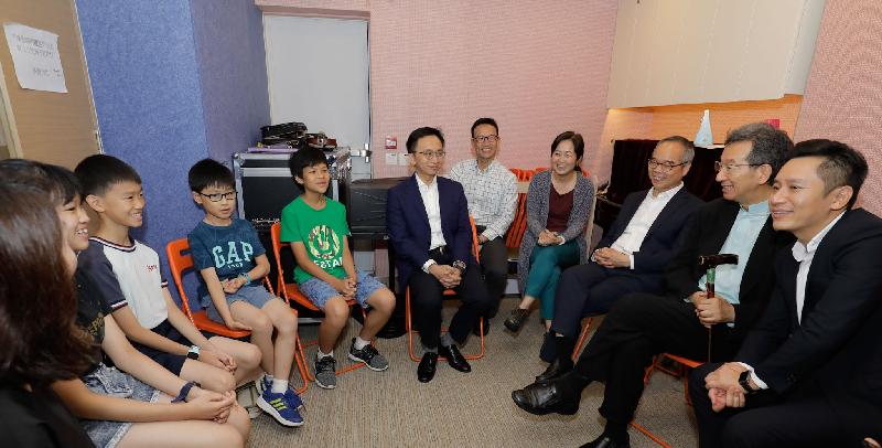 The Secretary for Home Affairs, Mr Lau Kong-wah (third right), meets with children at the Music Children Foundation during his visit to Sham Shui Po District today (June 22).
