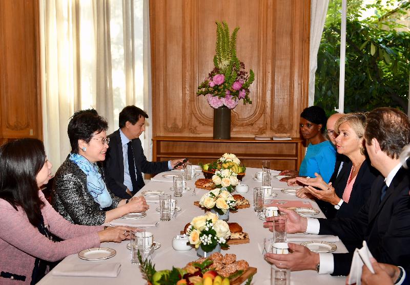 行政長官林鄭月娥今日（巴黎時間六月二十二日）在巴黎進行訪問法國的最後一日行程。圖示林鄭月娥（左二）與法蘭西島大區主席佩克雷斯（右二）會面。香港駐歐洲聯盟特派代表林雪麗（左一）亦有出席。