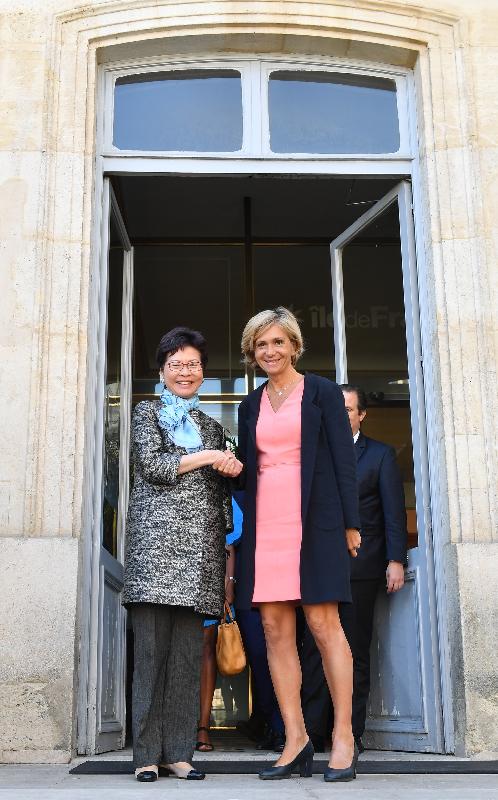 行政長官林鄭月娥今日（巴黎時間六月二十二日）在巴黎進行訪問法國的最後一日行程。圖示林鄭月娥（左）與法蘭西島大區主席佩克雷斯（右）會面。
