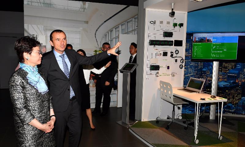 行政长官林郑月娥今日（巴黎时间六月二十二日）在巴黎进行访问法国的最后一日行程。图示林郑月娥（左）在施耐德电气的创新中心听取施耐德电气人力资源总监Olivier Blum（右）的讲解。
