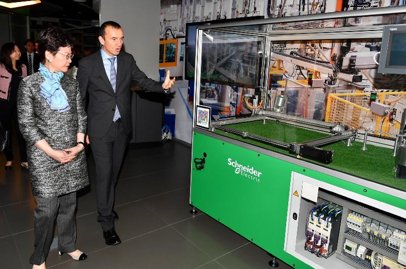 The Chief Executive, Mrs Carrie Lam, conducted her last day of visit to France in Paris today (June 22, Paris time). Photo shows Mrs Lam (left) receiving a briefing by the Chief Human Resources Officer of the Schneider Electric Group, Mr Olivier Blum (right), at a innovation hub of Schneider Electric.
