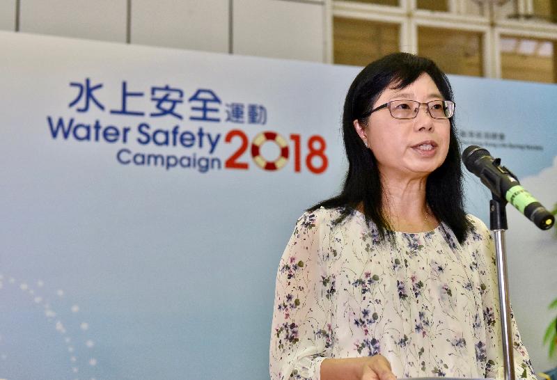 Speaking at the ceremony of the Water Safety Campaign 2018 today (June 23), the Assistant Director of Leisure and Cultural Services (Leisure Services), Mrs Doris Fok, reminded members of the public to pay attention to water depth indicators placed at the poolside and to consider their swimming ability and body height before getting into the water. 

