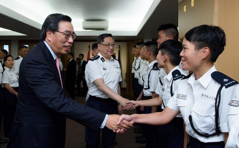立法会主席梁君彦与警务处处长卢伟聪恭贺结业学员。
