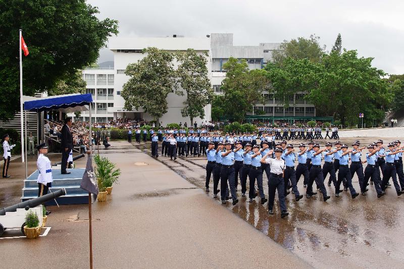 The President of the Legislative Council, Mr Andrew Leung, inspects 48 probationary inspectors and 275 recruit constables at the passing-out parade.
