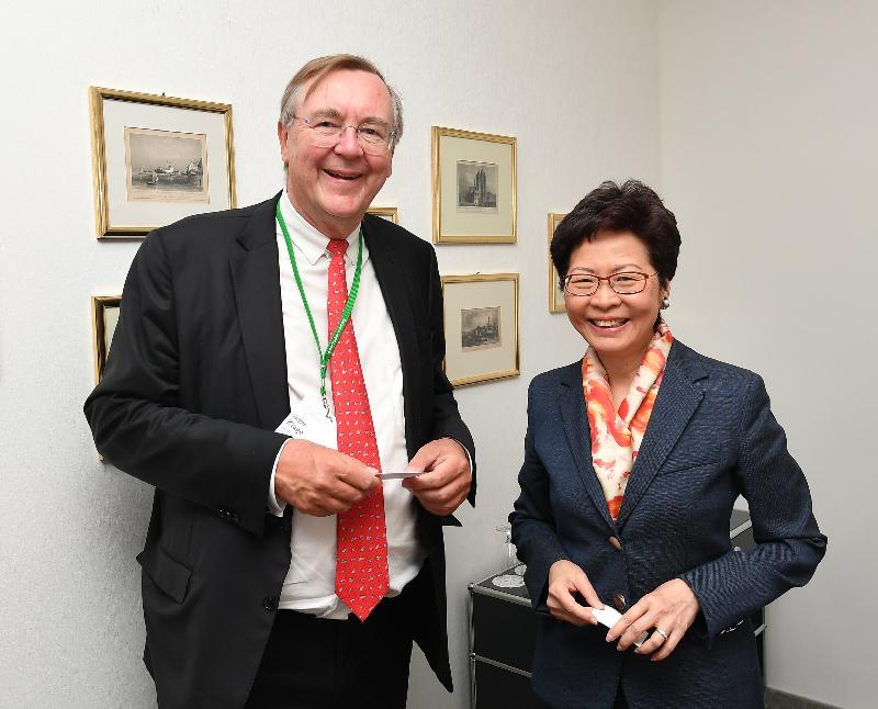 行政長官林鄭月娥今日（林道時間六月二十四日）出席林道諾貝爾獎得主大會。圖示林鄭月娥（右）與林道諾貝爾獎得主大會基金會主席Jürgen Kluge教授（左）會面。