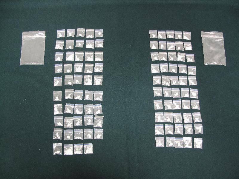 香港海關五月開始在港澳客運碼頭進行特別行動，加強打擊販運毒品活動。截至今日（六月二十五日）上午，海關共偵破八宗案件，檢獲約二百三十克懷疑毒品及用作吸食毒品的工具，估計市值約二十三萬二千元。圖示部分檢獲分拆成小包的懷疑毒品。