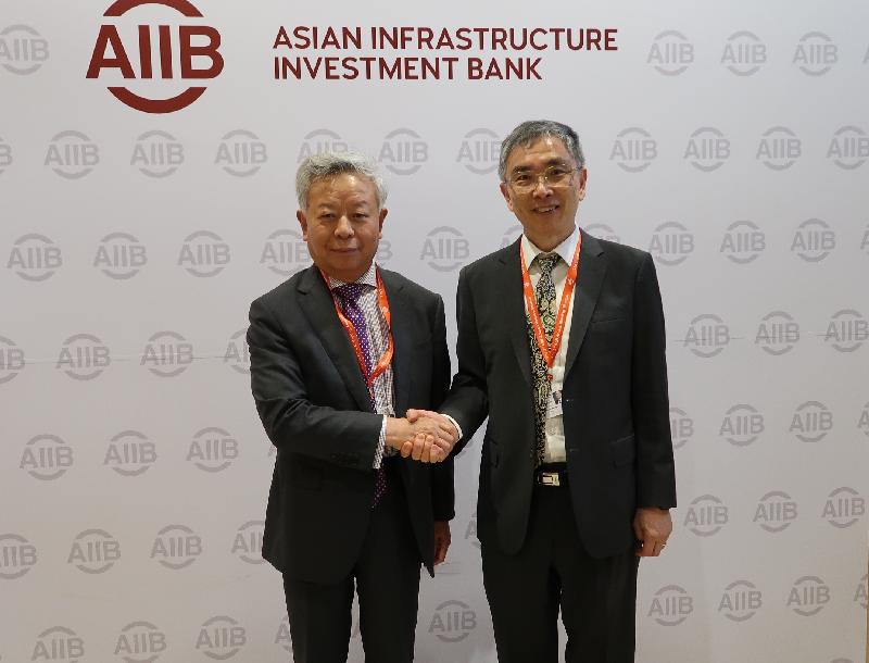 财经事务及库务局局长刘怡翔（右）今日（六月二十五日）在印度孟买出席亚洲基础设施投资银行（亚投行）理事会第三次年会期间，与亚投行行长金立群（左）会面。