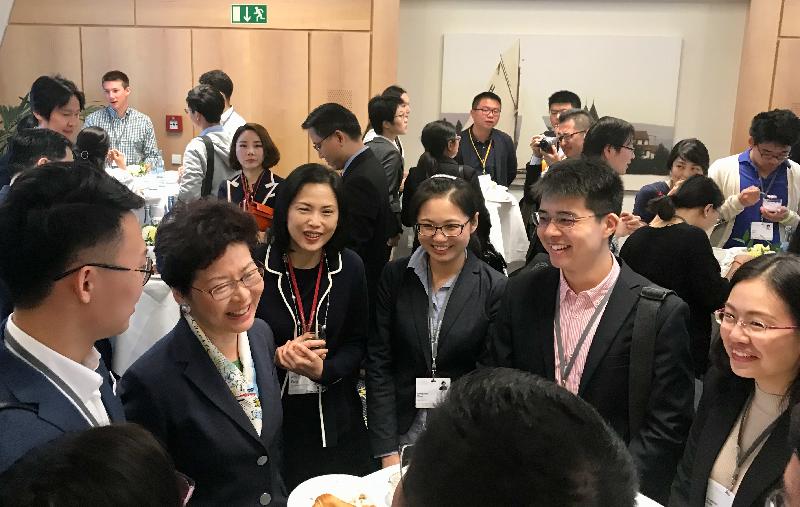The Chief Executive, Mrs Carrie Lam, continued to attend the Lindau Nobel Laureate Meeting today (June 25, Lindau time). Photo shows Mrs Lam (second left), and the Head of the Policy Innovation and Co-ordination Office, Mrs Betty Fung (third left) chatting with young scientists from the Mainland before attending the seminar in the morning.