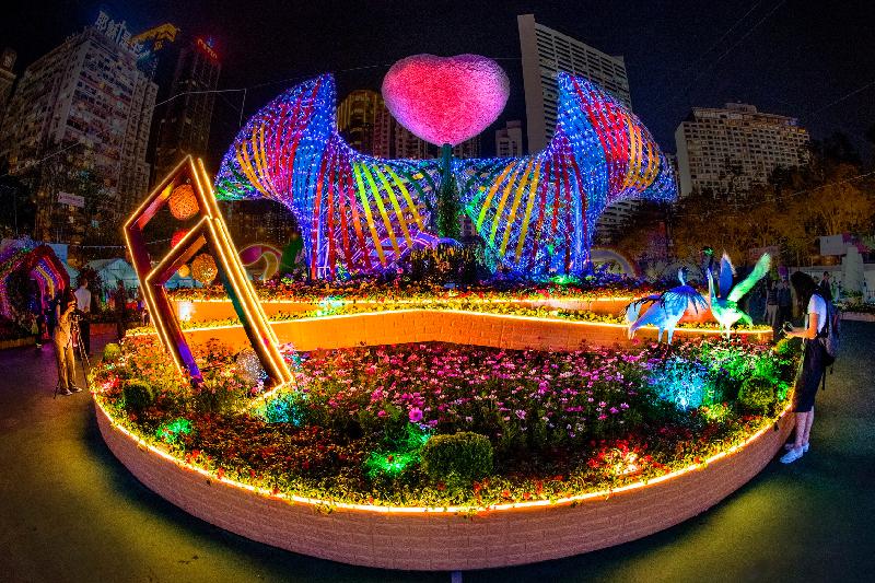 香港花卉展览的「心花放」摄影比赛优胜作品现于九龙公园拱廊展出，展期至七月三十一日，开放时间为上午七时至晚上十一时，免费入场。图为花絮摄影组冠军作品。得奖者为李健生。
