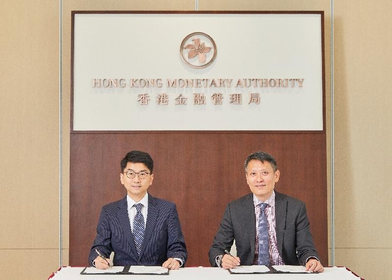 The Chief Fintech Officer of the Hong Kong Monetary Authority, Mr Nelson Chow (left), and the Chief Executive Officer of the Financial Services Regulatory Authority of Abu Dhabi Global Market, Mr Richard Teng, sign a Co-operation Agreement in Hong Kong today (June 26).