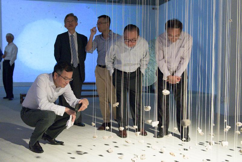 Non-official Members of the Executive Council (ExCo Members) today (June 26) visited Tai Kwun. Photo shows the ExCo Members viewing a contemporary art exhibition associated with Tai Kwun.