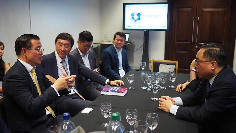 The Secretary for Innovation and Technology, Mr Nicholas W Yang (right), meets with Professor Yang Guangzhong (left) today (June 25, London time) at the margins of the Hamlyn Symposium on Medical Robotics at Imperial College in London. Also present is Professor Joseph Sung of the Faculty of Medicine of the Chinese University of Hong Kong.