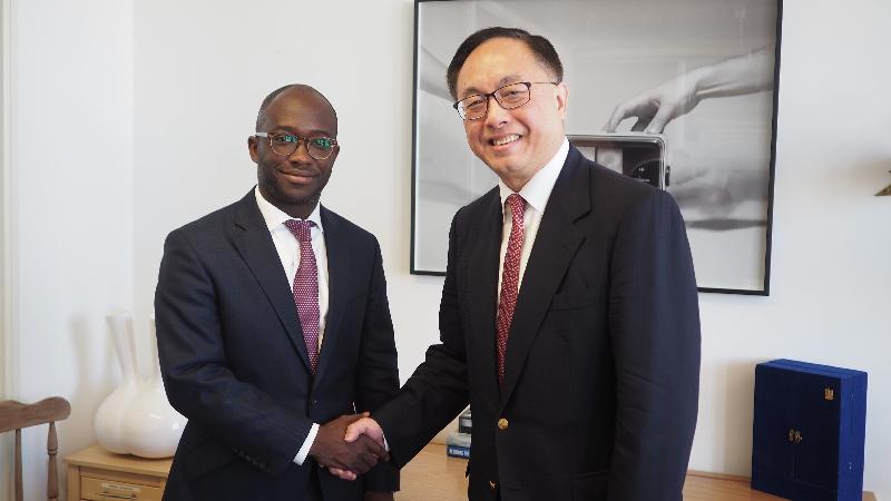 The Secretary for Innovation and Technology, Mr Nicholas W Yang (right), meets with the Minister of State for Universities, Science, Research and Innovation of the United Kingdom, Mr Sam Gyimah (left), in London today (June 26, London time) to learn more about UK's industrial strategy and the Artificial Intelligence Sector Deal.