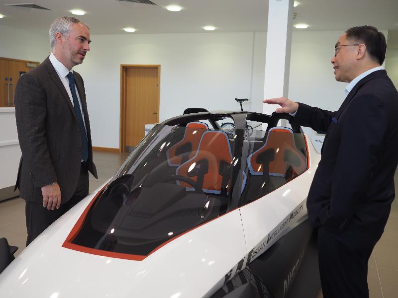 創新及科技局局長楊偉雄（右）今日（倫敦時間六月二十五日）參觀工程公司Williams Advanced Engineering，了解該公司如何將一級方程式賽車技術作商業應用。