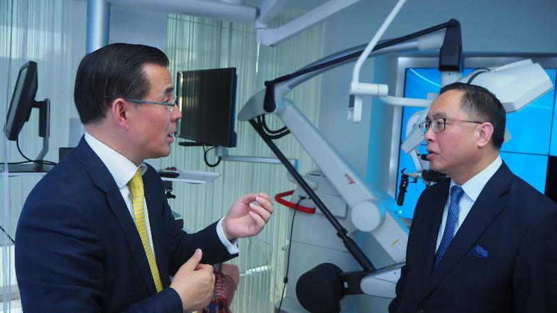 創新及科技局局長楊偉雄（右）今日（倫敦時間六月二十五日）參觀哈姆林中心醫療機械人實驗室。