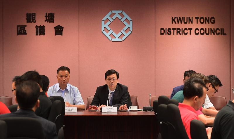 During his visit to Kwun Tong this afternoon (June 26), the Secretary for Security, Mr John Lee (centre), meets with the Chairman of the Kwun Tong District Council, Dr Bunny Chan (left), and other District Council members to exchange views on law and order matters and other issues relating to people's livelihood in the district.