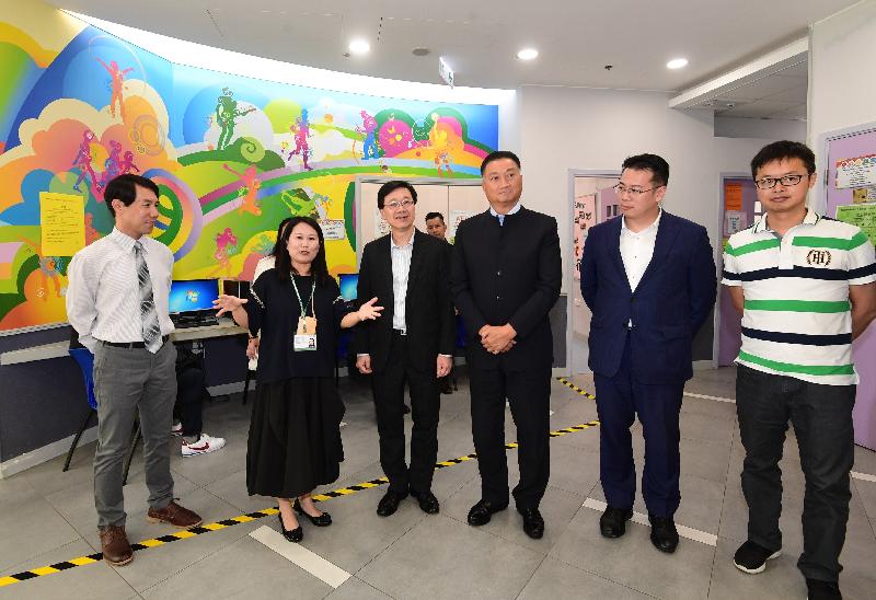During his visit to Kwun Tong this afternoon (June 26), the Secretary for Security, Mr John Lee (third left), accompanied by the District Officer (Kwun Tong), Mr Steve Tse (second right), and the Chairman of the Kwun Tong District Council, Dr Bunny Chan (third right), tours the Ngau Tau Kok Youth Integrated Service Centre of Kwun Tong Methodist Social Service, where he is briefed on the services and operation of the centre.