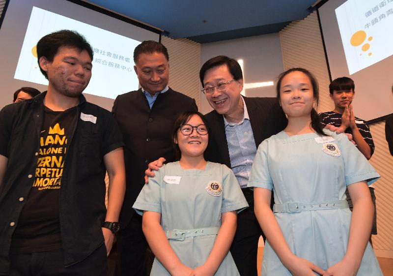 During his visit to the Ngau Tau Kok Youth Integrated Service Centre of Kwun Tong Methodist Social Service this afternoon (June 26), the Secretary for Security, Mr John Lee (third right), encourages young people to pursue their dreams at a sharing session.