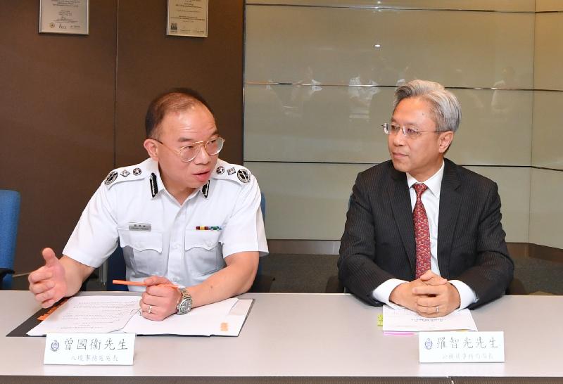 公務員事務局局長羅智光（右）今日（六月二十七日）到訪入境事務處，與處長曾國衞（左）會面，了解部門工作的最新情況。